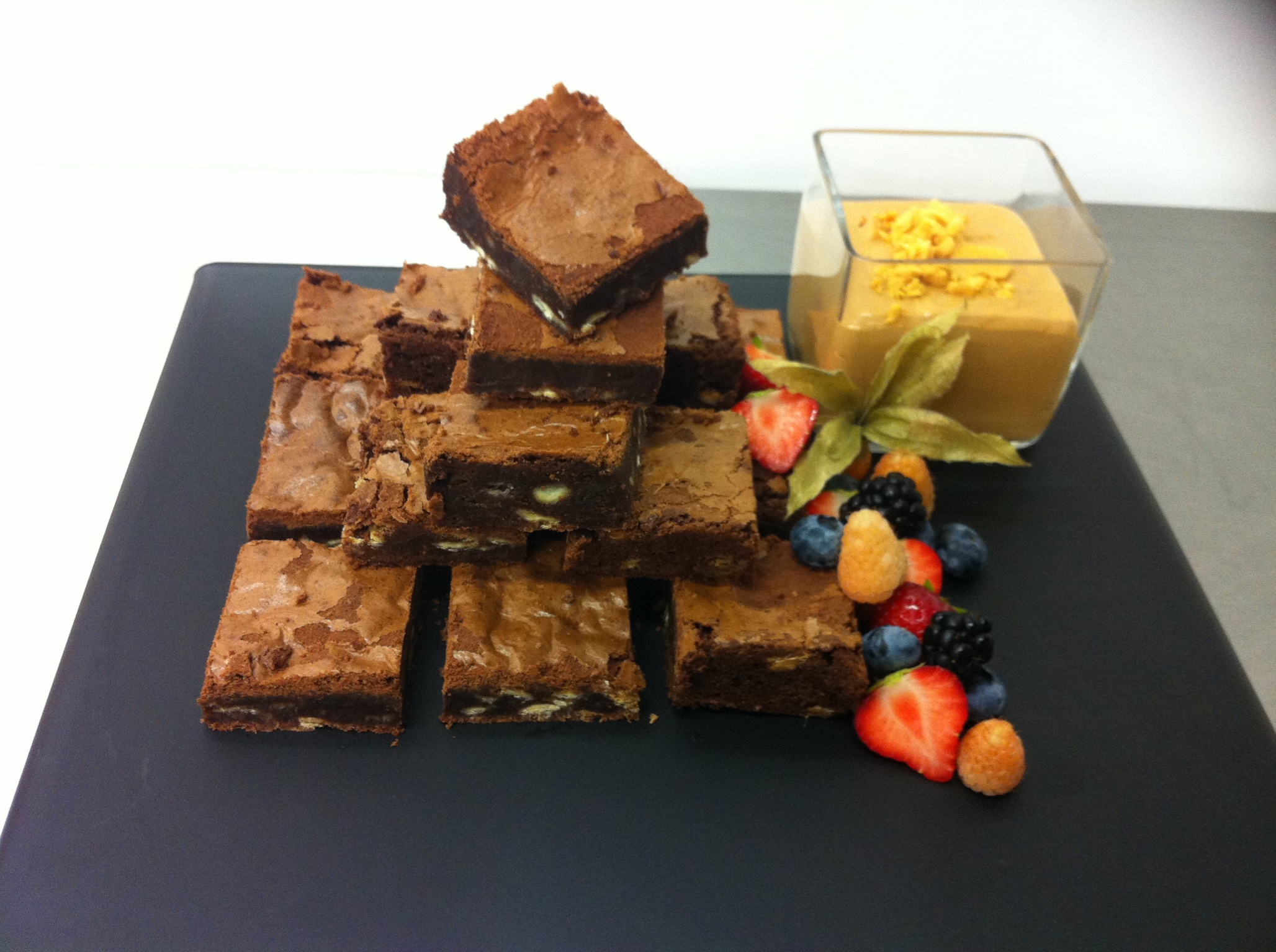 Chocolate brownies with a toffee honeycomb sauce