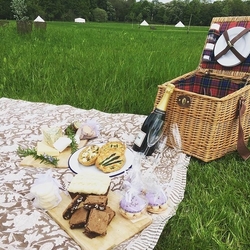 luxury-picnic-hamper-at-home-f